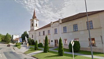 Das Dorf beheimatet zwei Kirchen